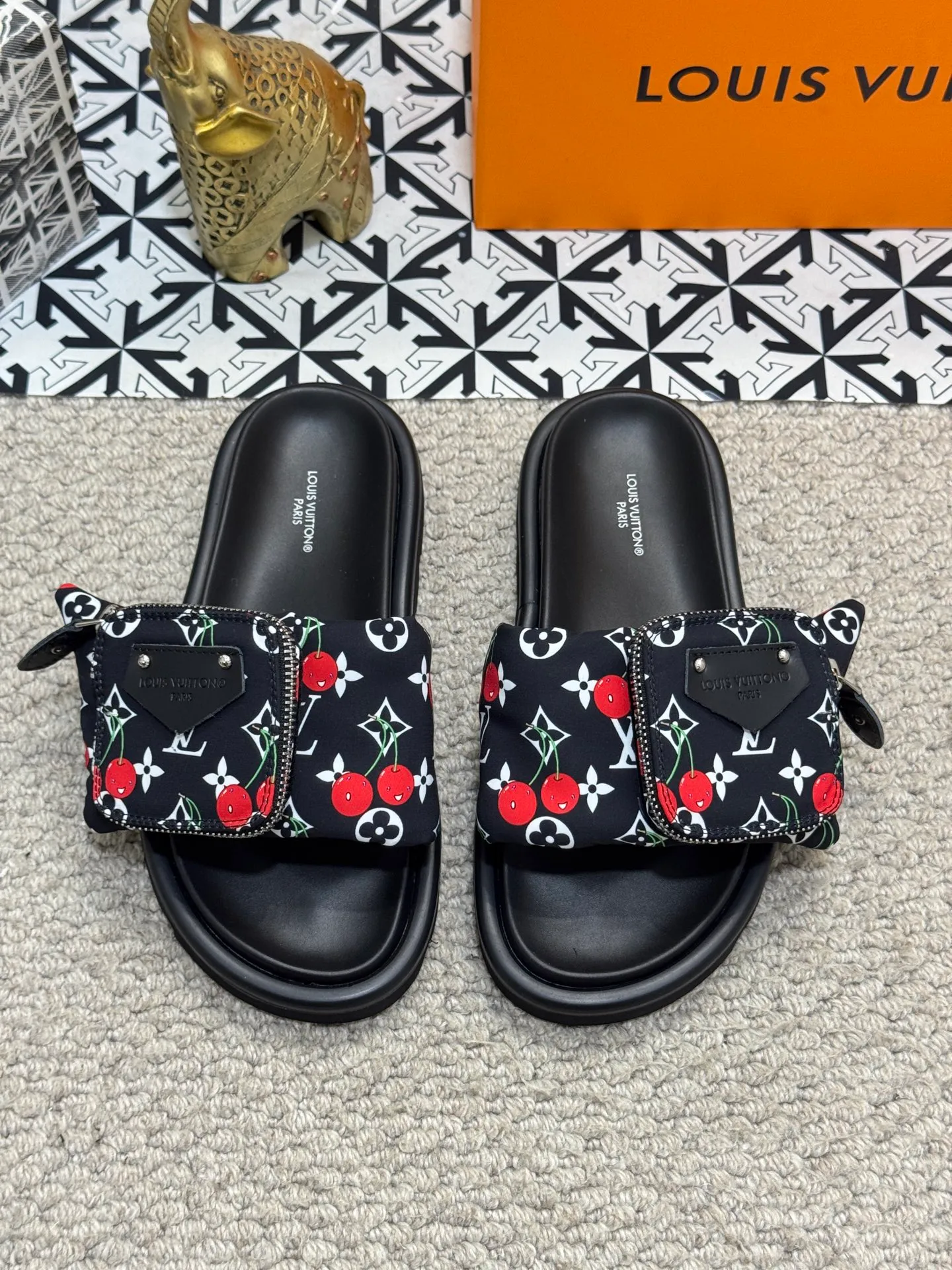 Men's shoes 💰400 [New style] 🦇🦇Top original order [Louis Vuitton] Couple style 👫Spring and summer style🎯🎯As an active family in the fashion industry ⭐ Lv is characterized by bold innovation ⚡Fabric down cloth🔥 Combined outsole, clean and tidy ⚡Fashionable and generous🌹Multiple colors available..Size: 36-44 (45 customized